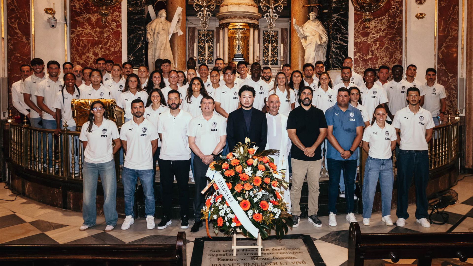 Kiat Lim y la plantilla del Valencia CF en la basílica