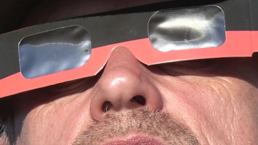 Los oftalmólogos alertan de los graves daños en la retina si miramos el eclipse sin gafas homologadas