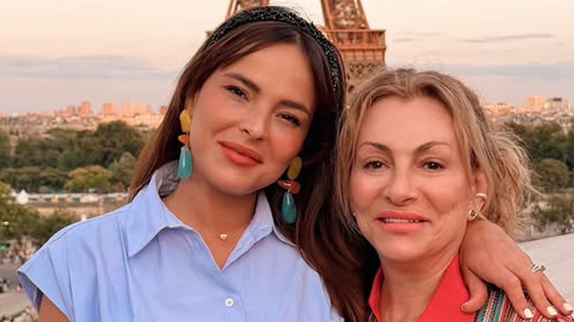 Marta Peñate disfruta de París junto a su madre