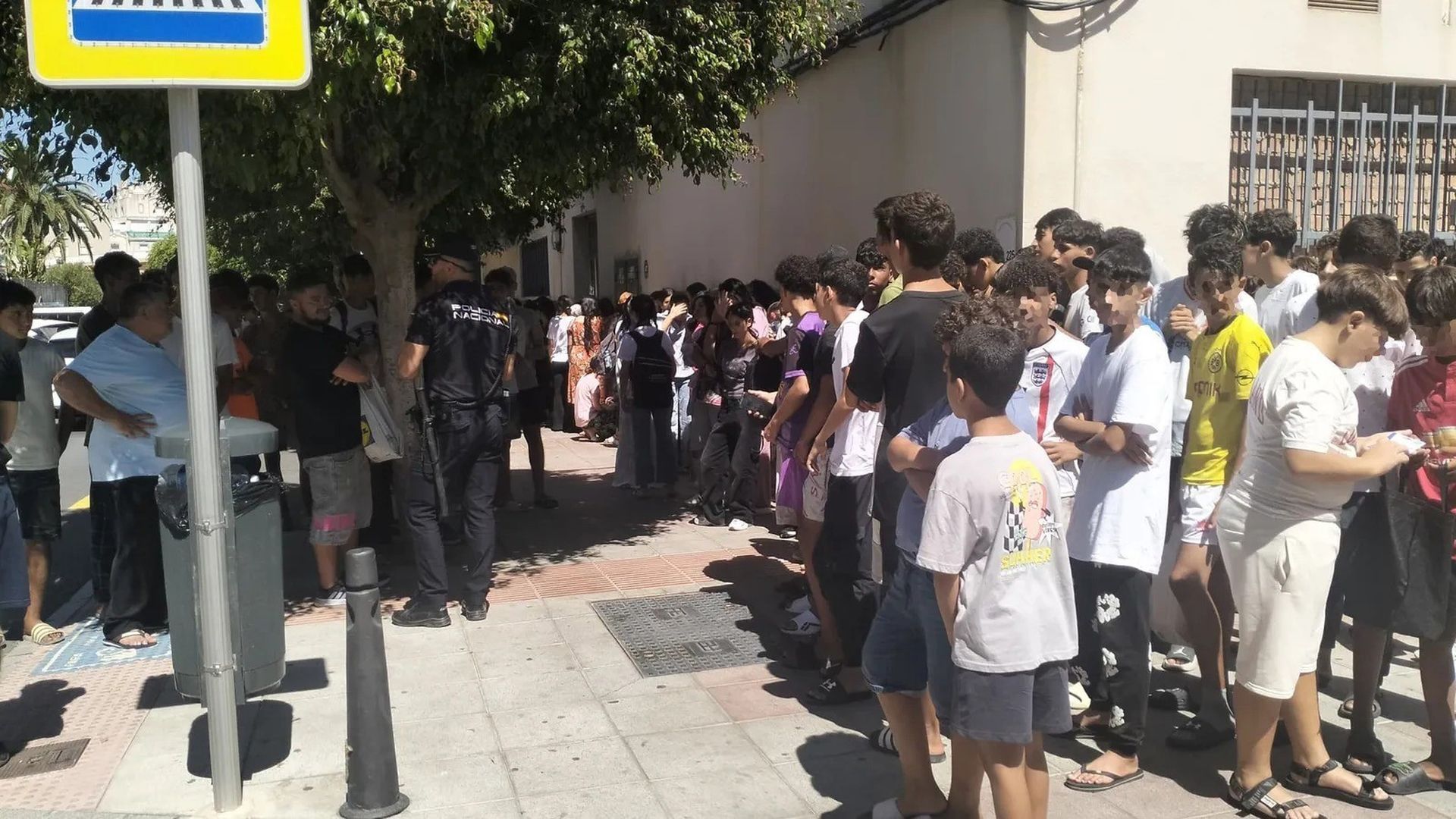 Menores se aglomeran a las puertas de la Comisaría de Ceuta para ser registrados, a 7 de agosto de 2026 en Ceuta Menores se aglomeran a las puertas de la Comisaría de Ceuta para ser registrados, a 7 de agosto de 2026 en Ceuta