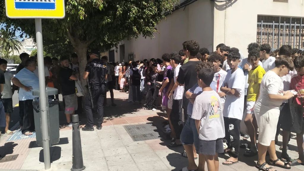 Más de 200 menores migrantes no acompañados se aglomeran a las puertas de la Comisaría de Ceuta para ser censados