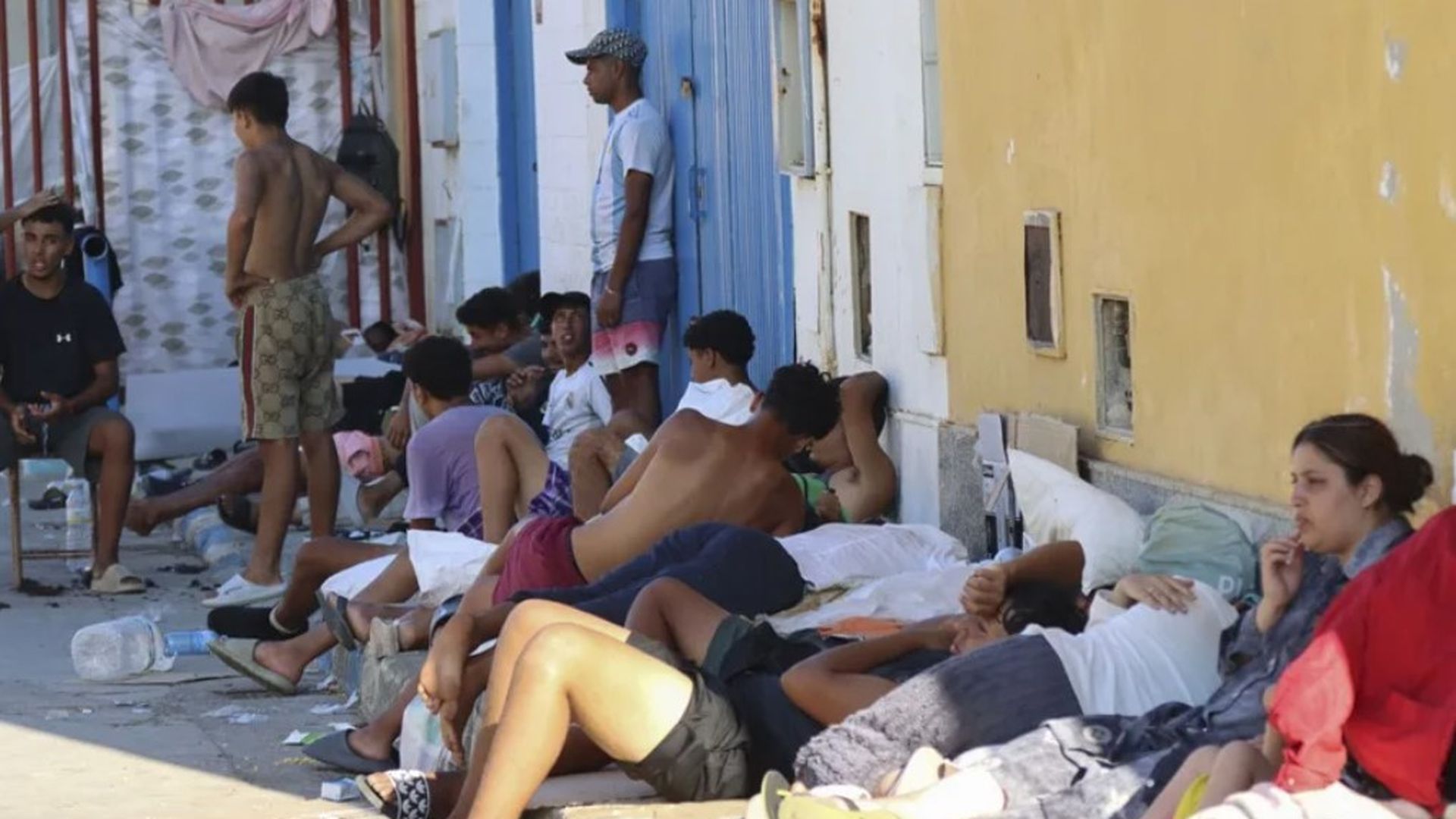 Migrantes y menores en las naves del Tarajal a la espera de ser realojados, este jueves. Migrantes y menores en las naves del Tarajal a la espera de ser realojados, este jueves.