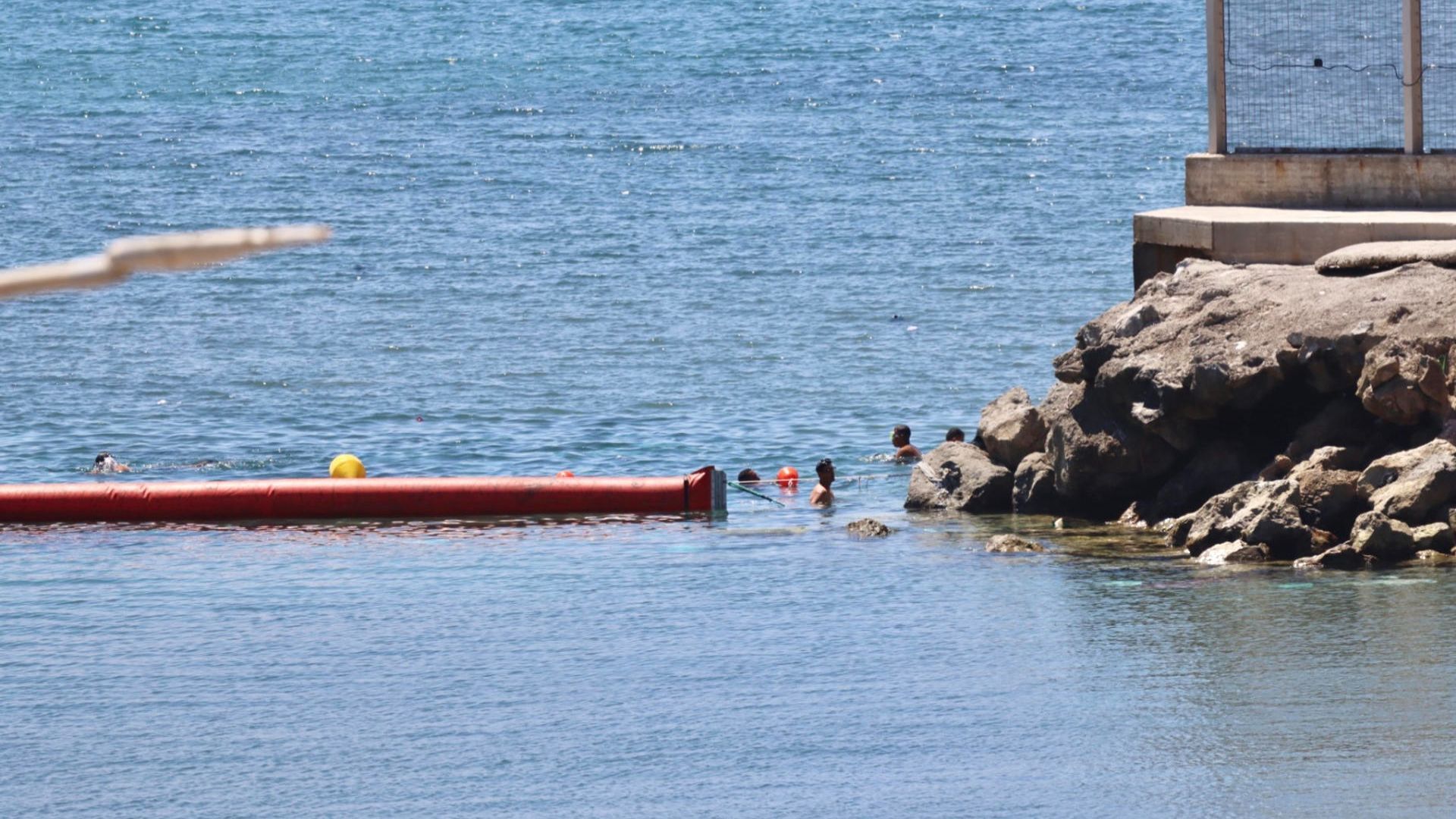Muere un migrante al intentar entrar a Ceuta en parapente: perdió el control y cayó al mar Muere un migrante al intentar entrar a Ceuta en parapente: perdió el control y cayó al mar