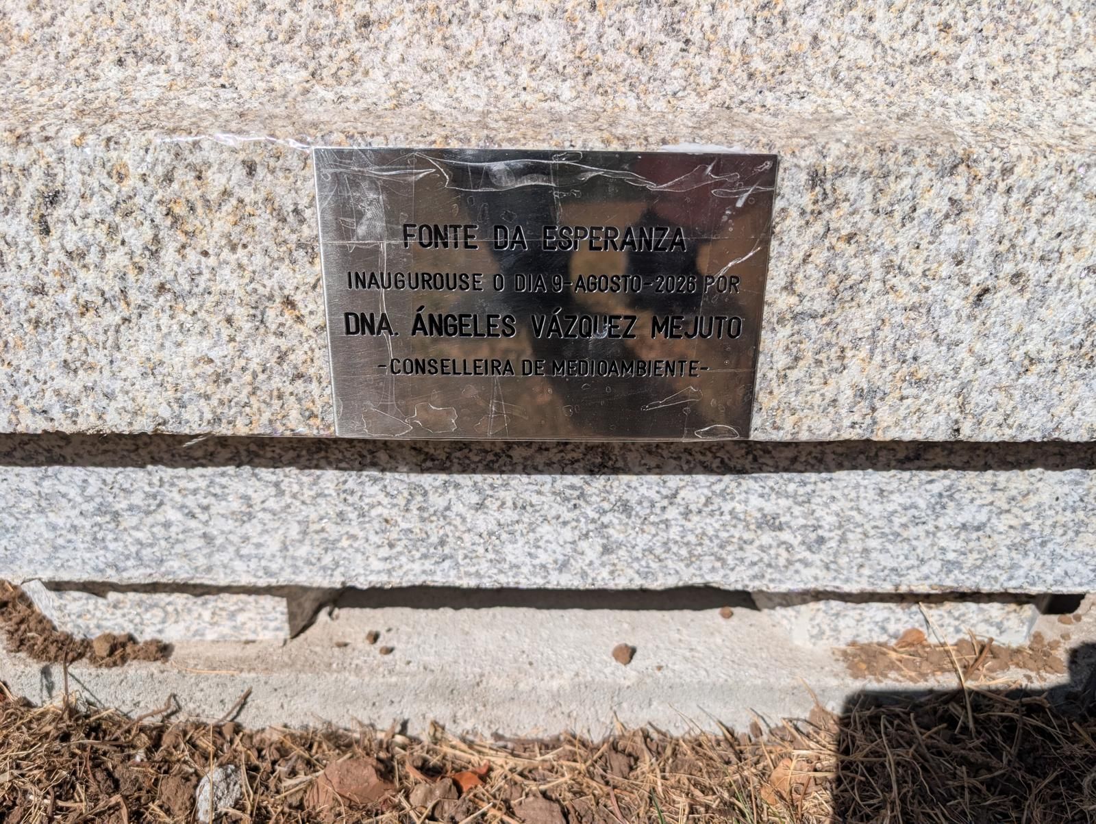 Placa de inauguración del monumento conocido como Fonte da esperanza