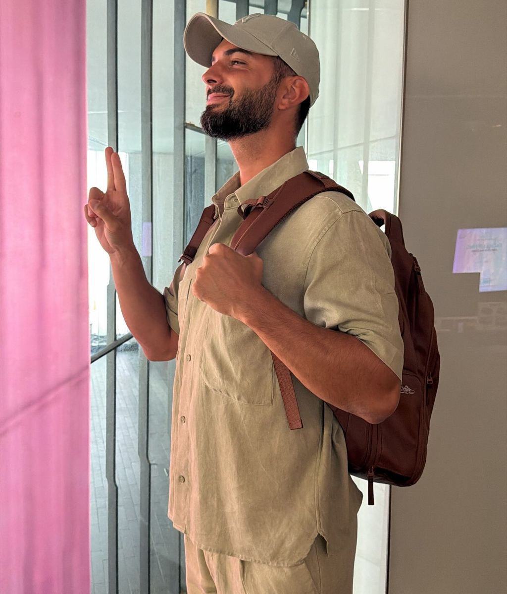 Suso, con su mochila antes de su primer día por Bangkok