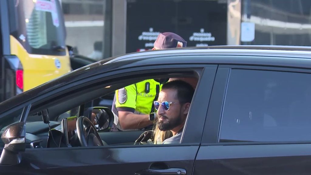 Aumentan los controles contra los 'taxis pirata' en el aeropuerto de Barcelona: "Hoy le ponen el cepo, pero mañana están otra vez"