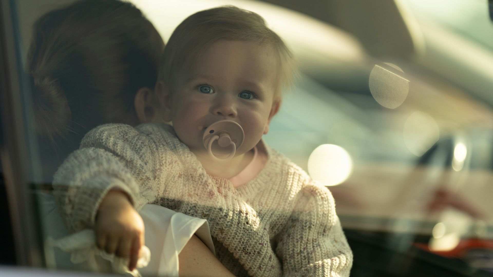 Un bebé dentro de un coche Un bebé dentro de un coche
