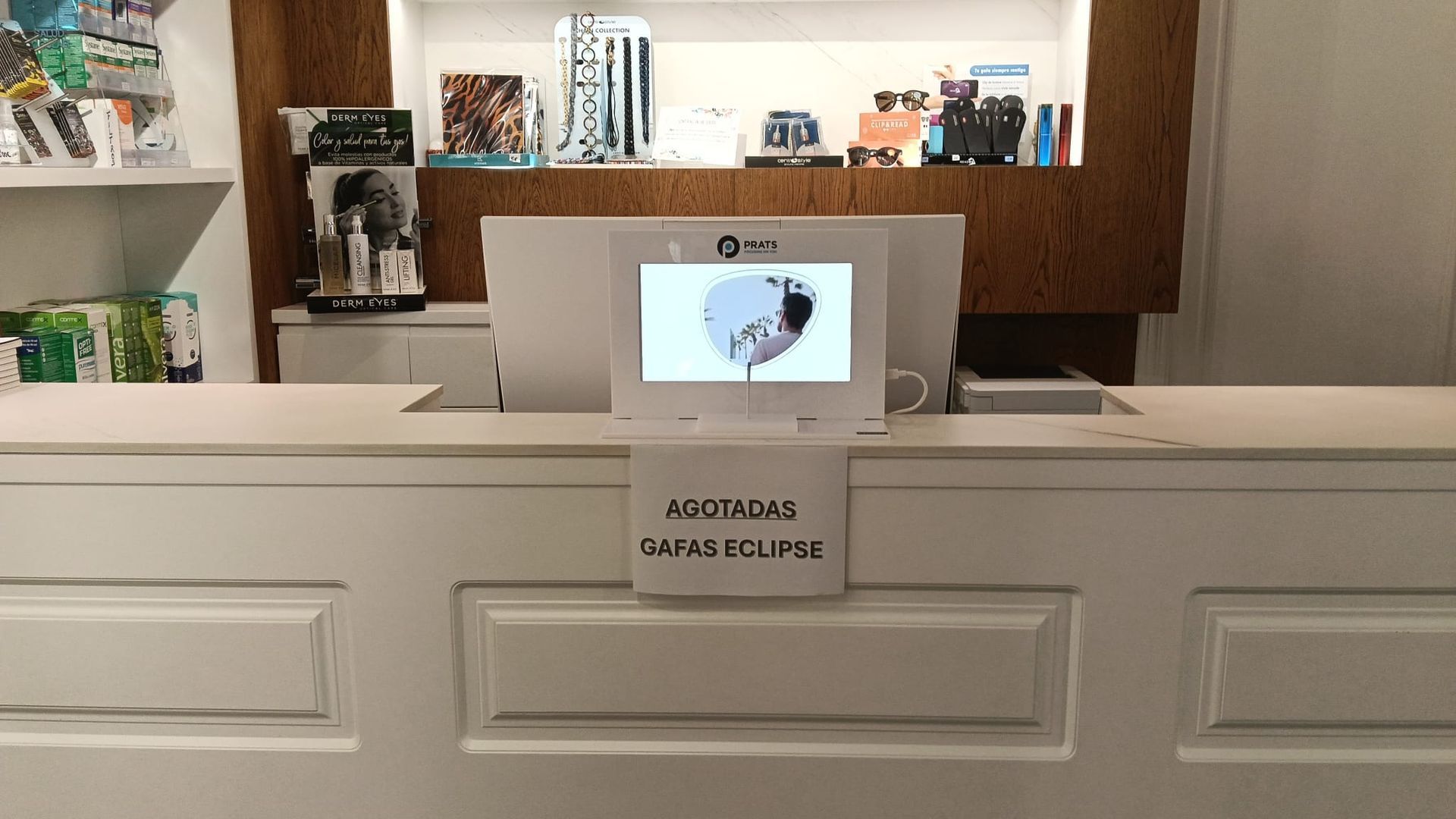 Una óptica bilbaína cuelga el cartel de 'Agotadas, gafas eclipse' Una óptica bilbaína cuelga el cartel de 'Agotadas, gafas eclipse'