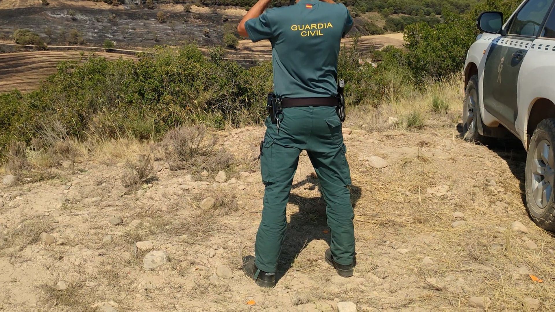 Agente de la Guardia Civil en una zona de monte Agente de la Guardia Civil en una zona de monte