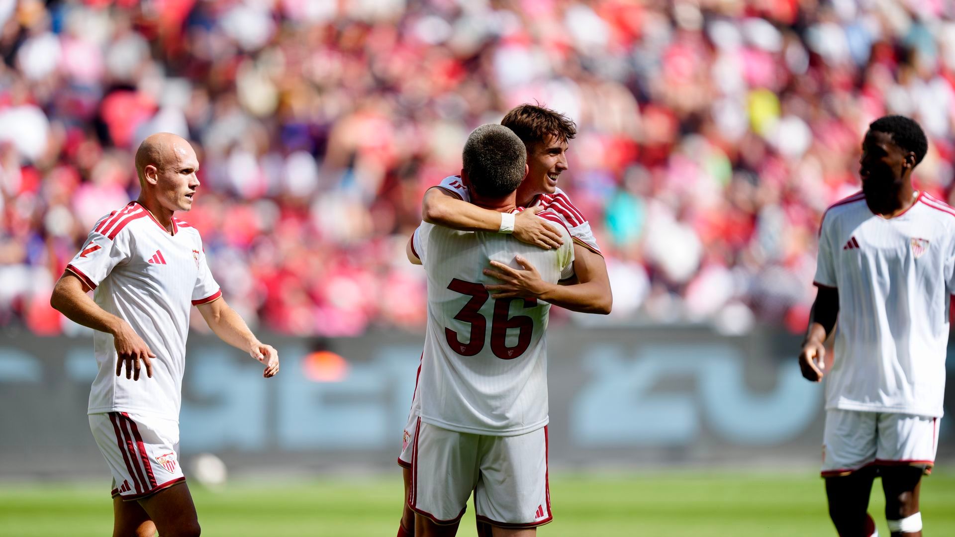 Celebración del gol de Miguel Sierra ante el Leverkusen
