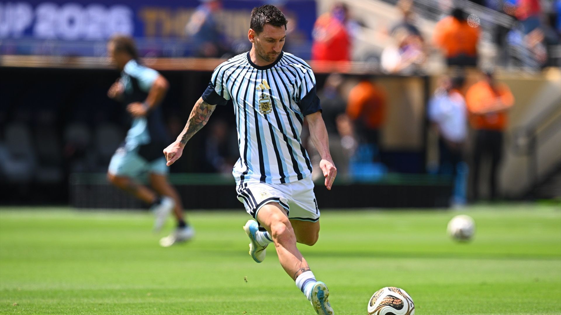 Desvelan las amenazas de atentado contra Leo Messi durante el Mundial: "Voy a volarlo con cuatro bombas pegadas a mi cuerpo" Desvelan las amenazas de atentado contra Leo Messi durante el Mundial: "Voy a volarlo con cuatro bombas pegadas a mi cuerpo"