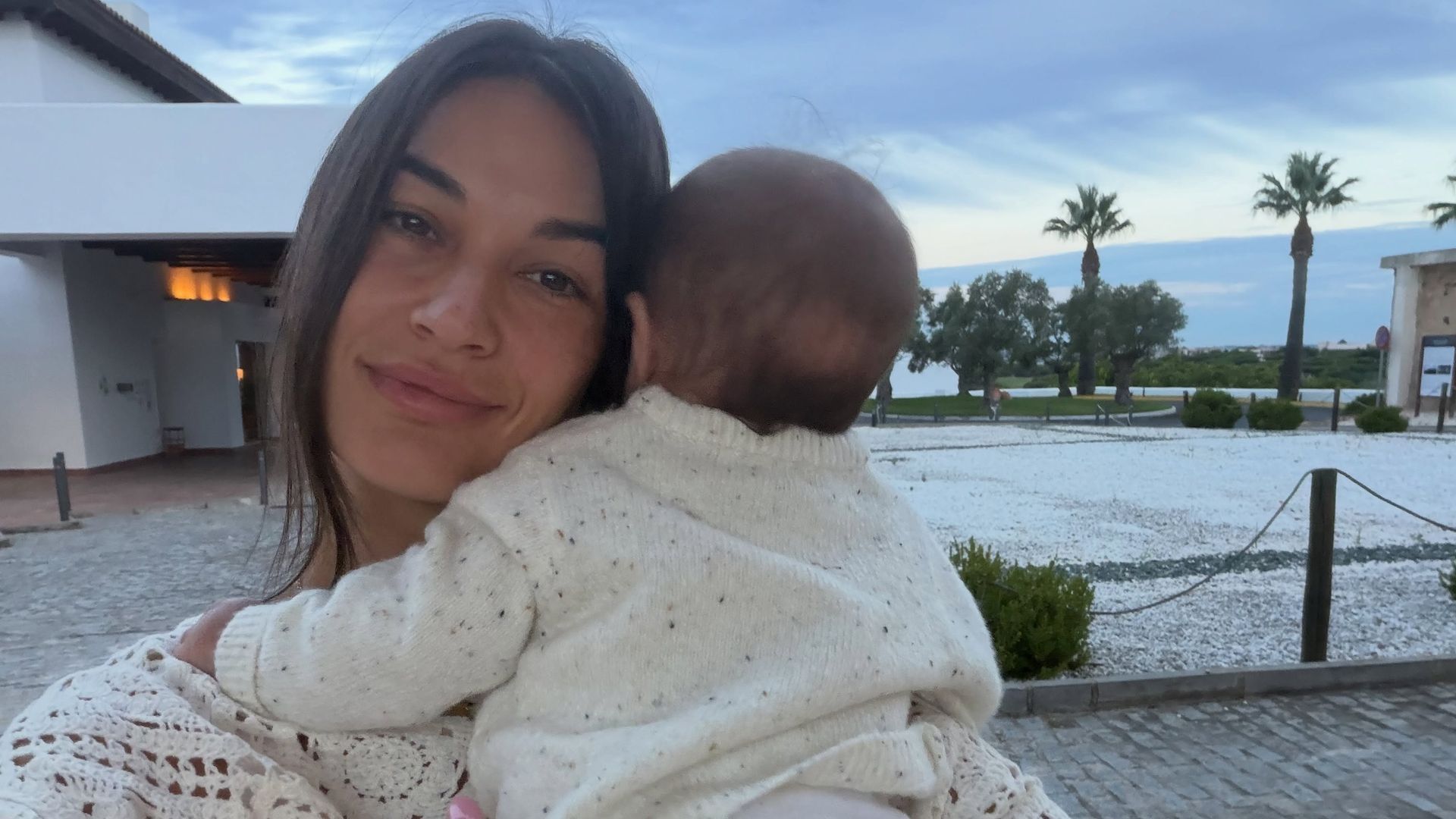 Estela Grande y uno de sus bebés Estela Grande y uno de sus bebés