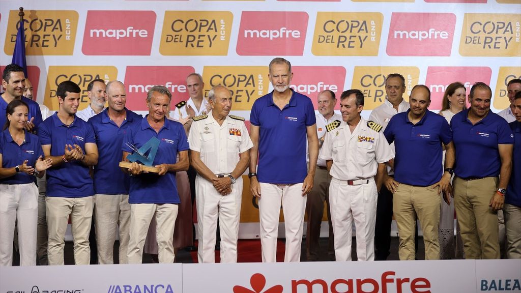 Felipe VI entrega el premio de la Copa del Rey de Vela en Mallorca: el Hispania se sube al podio tras conseguir el segundo puesto