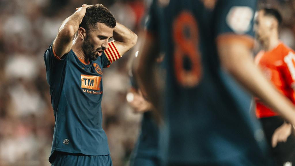 Salida del Valencia CF al campo y pitos a Corberán