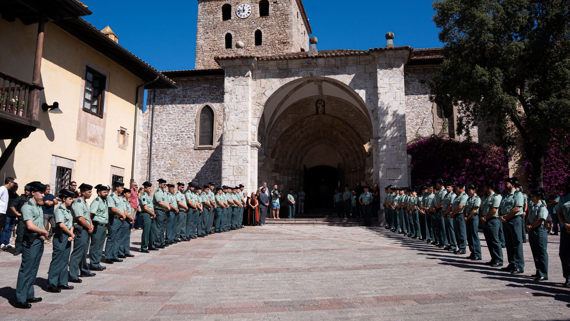 Guardias civiles forman en el funeral de Laura Cruz Guardias civiles forman en el funeral de Laura Cruz