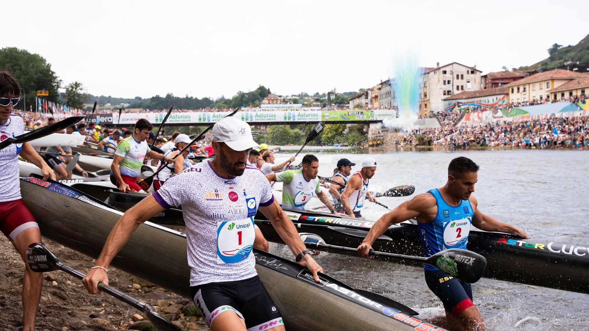 Los palistas asturianos entrando al río Sella para la competición Los palistas asturianos entrando al río Sella para la competición