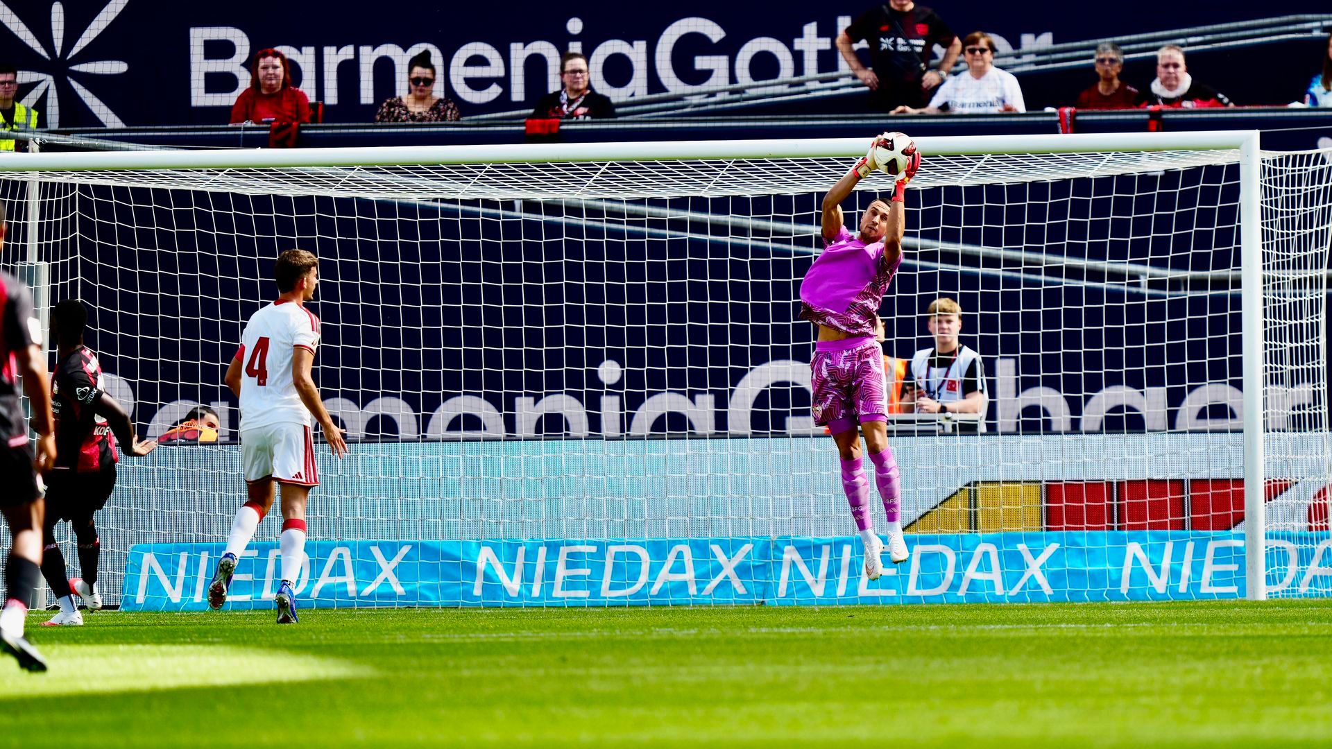Odysseas Vlachodimos, ante el Leverkusen