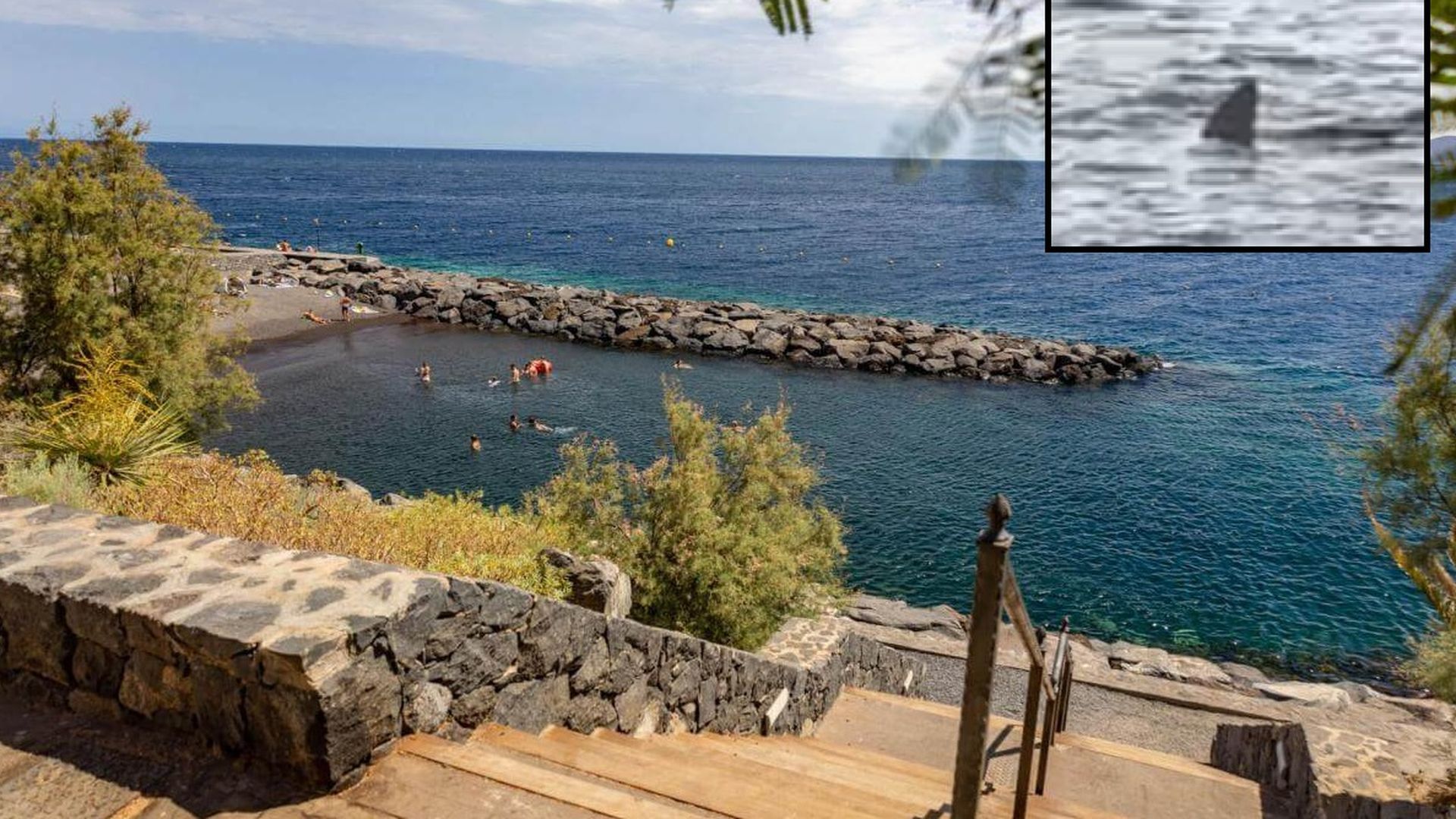 Playa de Radazul e imagen captada del tiburón en la esquina superior derecha