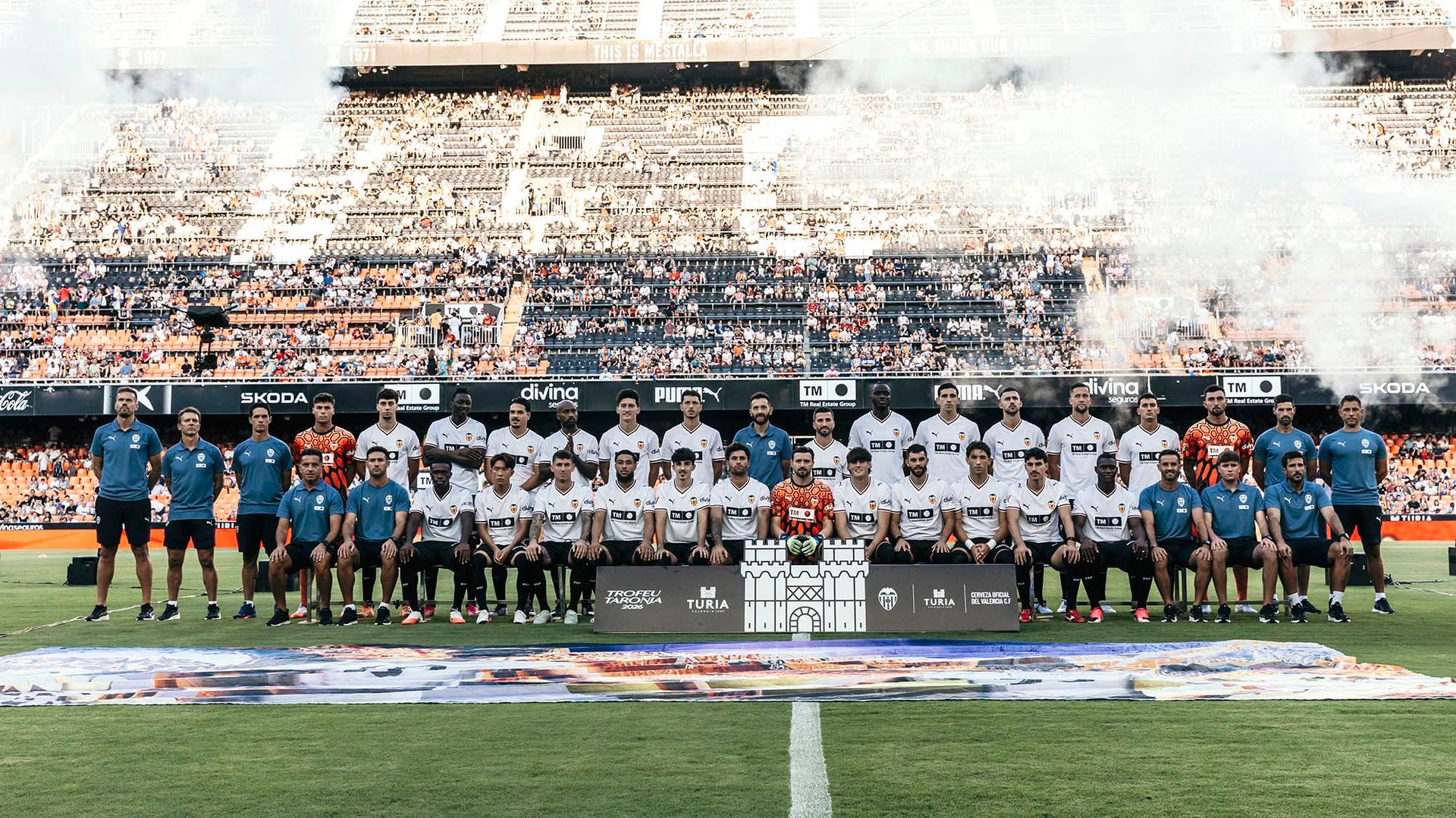 Salida del Valencia CF al campo y pitos a Corberán