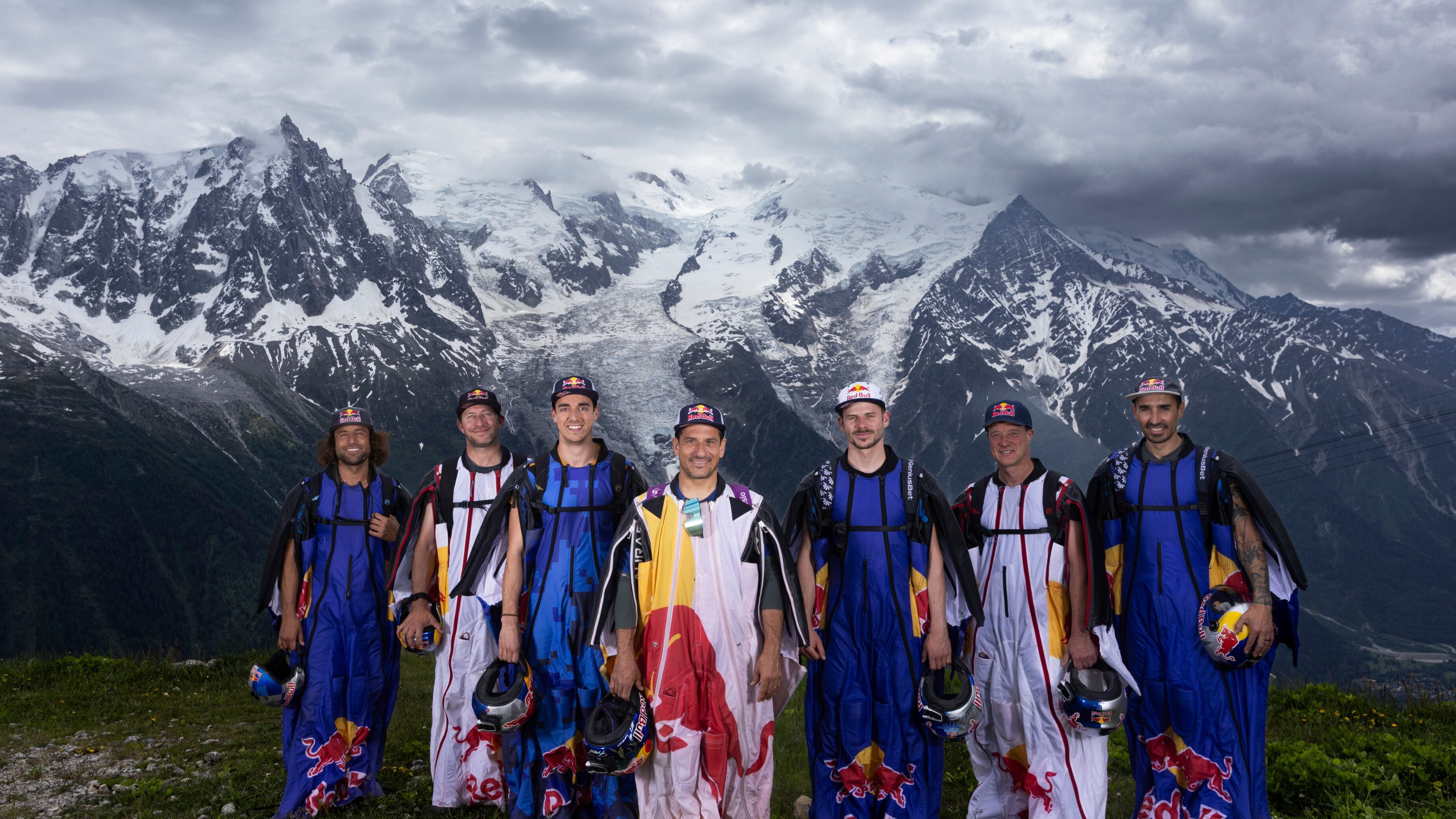 Siete de los ocho pilotos de wingsuit, antes de saltar