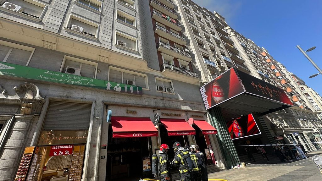 Un incendio en la cocina de un restaurante obliga a cortar unas horas la Gran Vía de Madrid