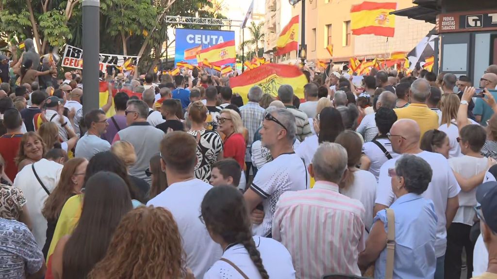 Miles de ceutíes salen a la calle al grito de “Basta ya: Ceuta no se rinde”