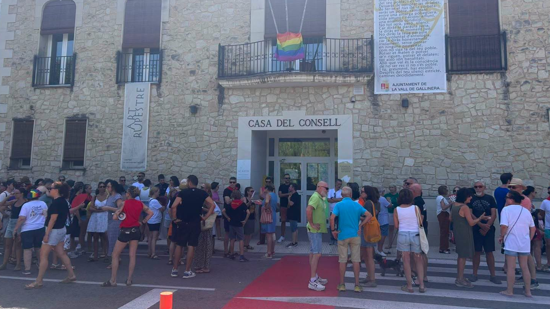 Concentración frente a la casa consistorial en repulsa por la agresión homófoba Concentración frente a la casa consistorial en repulsa por la agresión homófoba