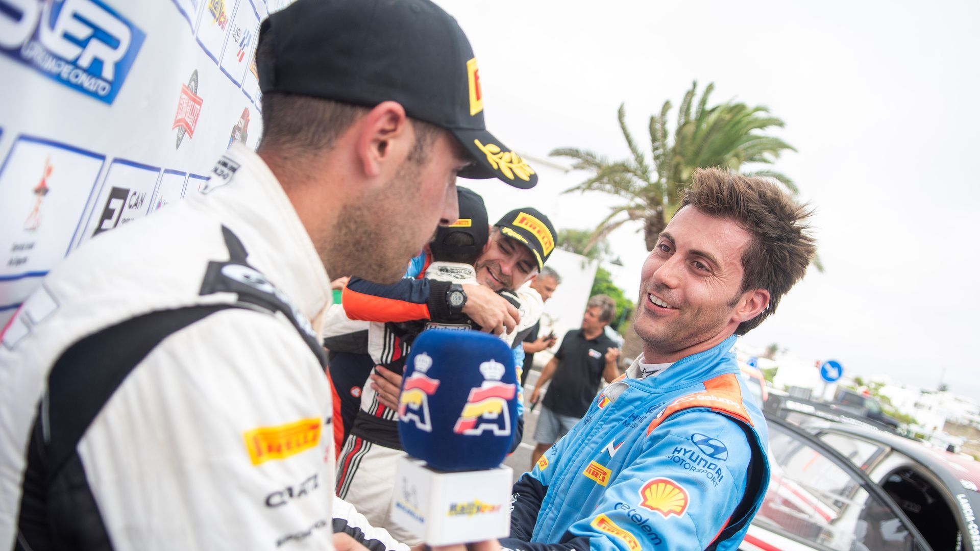 Diego Ruiloba y Pepe López se felicitan tras el final del 'Isla de Los Volcanes'