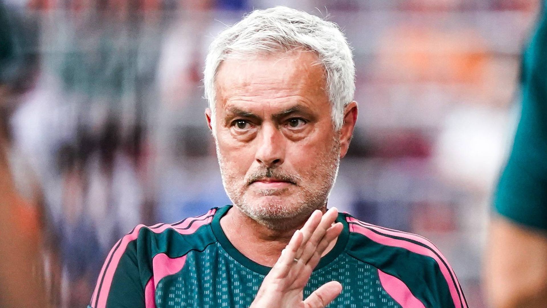 José Mourinho saluda antes del Real Madrid-Fiorentina