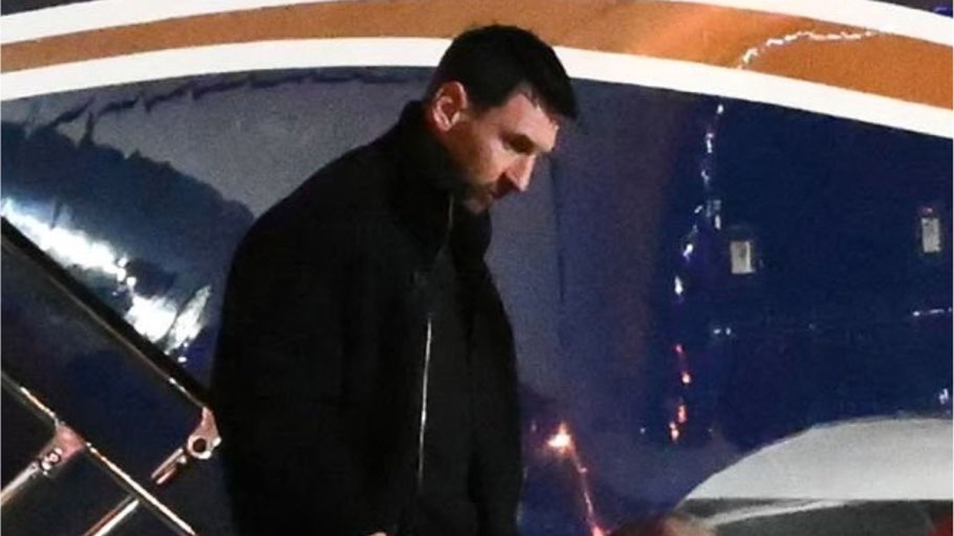 Las primeras imágenes de Leo Messi tras aterrizar en Argentina para ir al funeral de su padre Las primeras imágenes de Leo Messi tras aterrizar en Argentina para ir al funeral de su padre