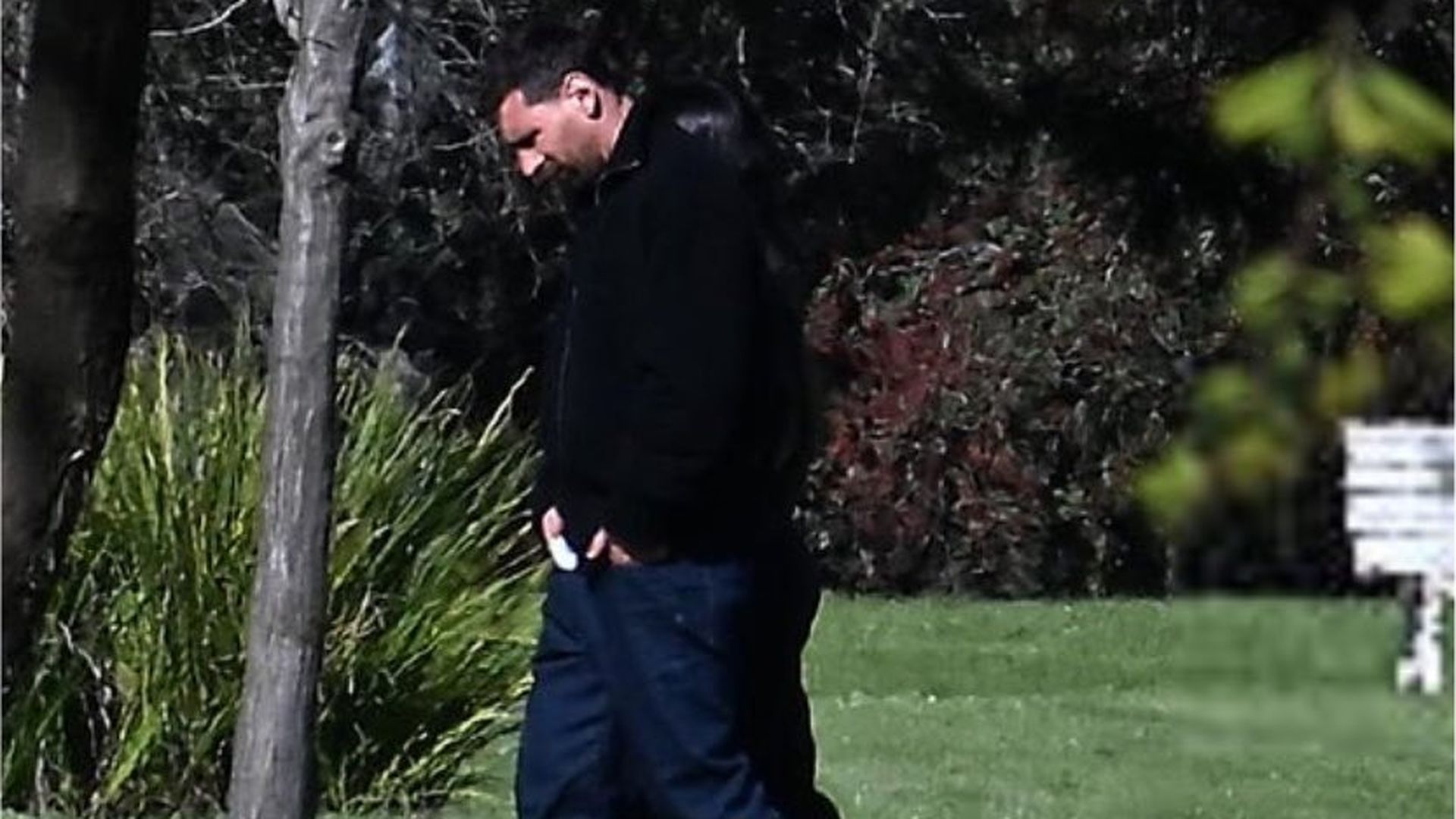 Leo Messi se despide, roto de dolor, de su padre Jorge en un funeral íntimo y con grandes medidas de seguridad Leo Messi se despide, roto de dolor, de su padre Jorge en un funeral íntimo y con grandes medidas de seguridad