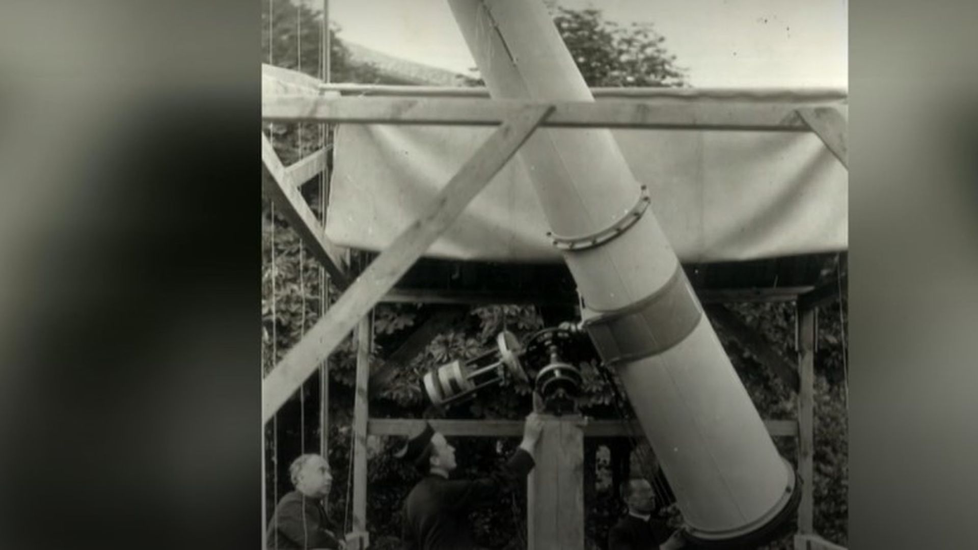 Astrónomos jesuítas viendo el eclipse de 1905