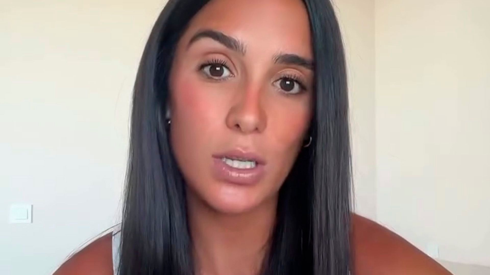 Claudia Martínez, embarazada de 37 semanas, se tiñe los pelos de la barriga por un complejo Claudia Martínez, embarazada de 37 semanas, se tiñe los pelos de la barriga por un complejo