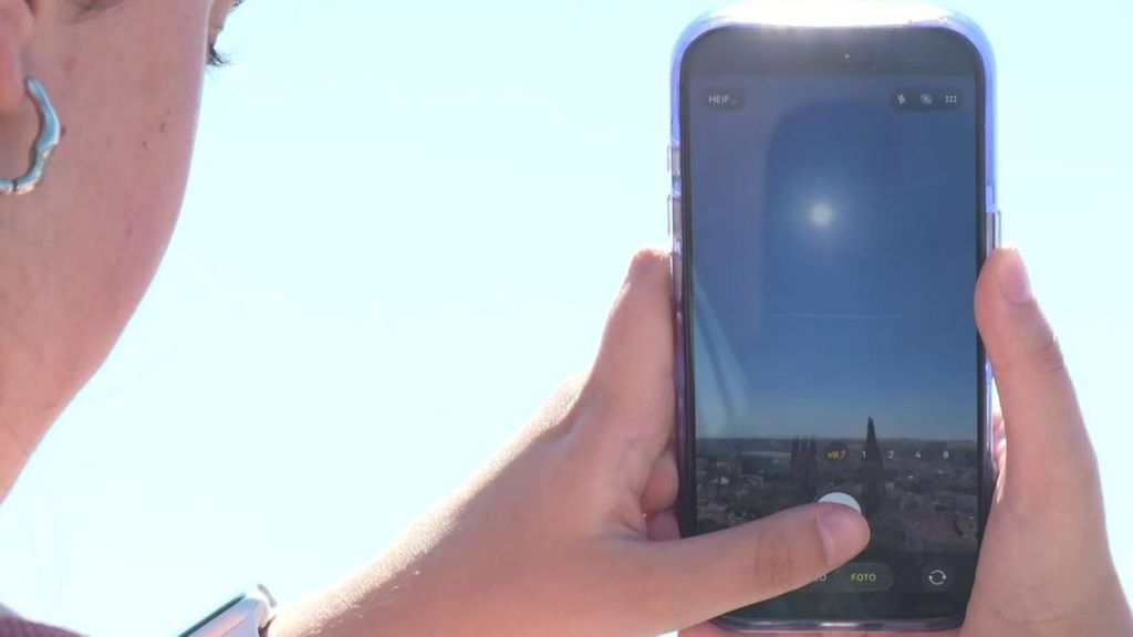 Los consejos de los expertos para fotografiar el eclipse con el móvil: "La cámara se puede estropear"