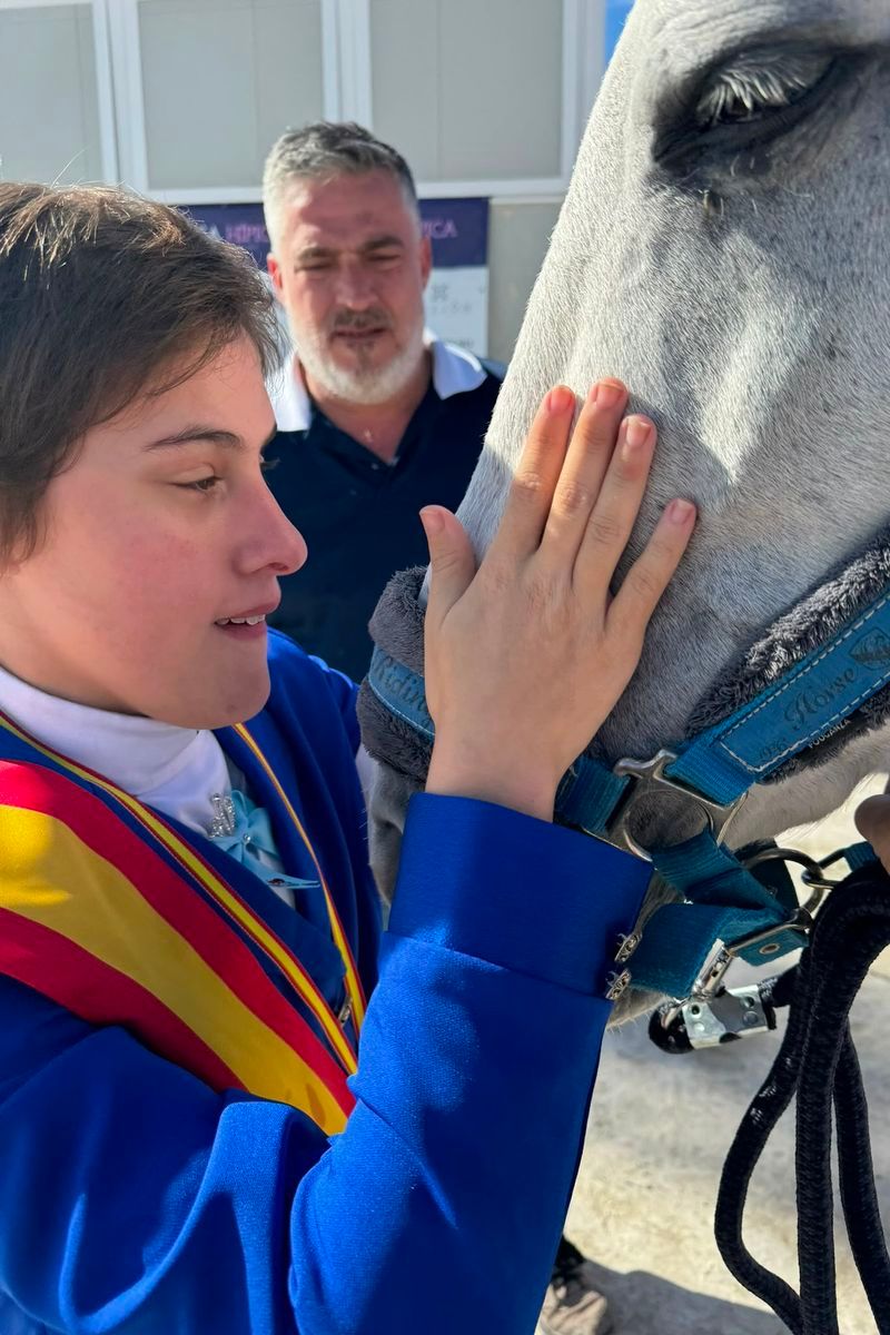 Cristina acaricia a Rayo, su compañero de vida