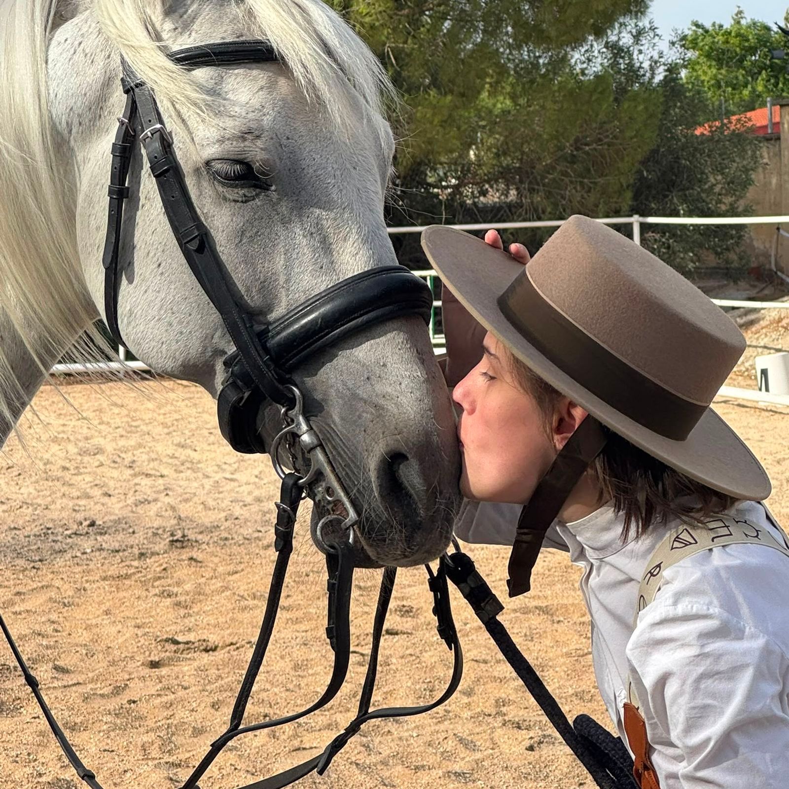 Cristina junto a su caballo momentos antes de dar comienzo una carrera