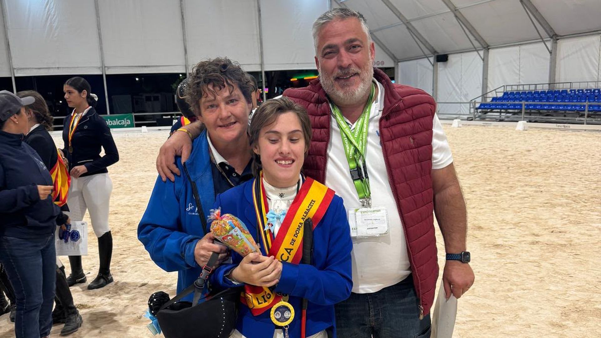 Cristina junto a sus padres después de una competición