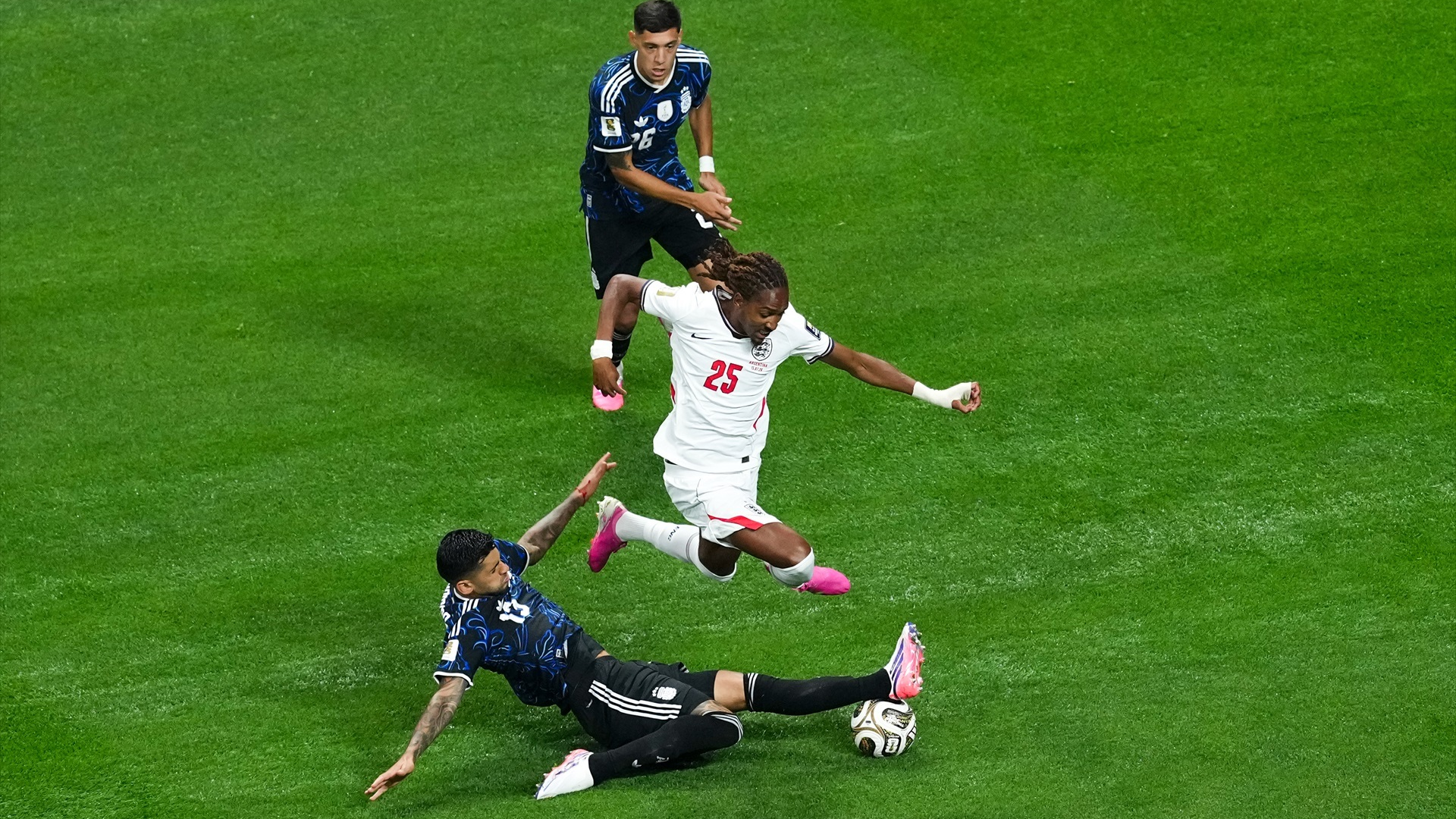 Cuti Romero intercepta un balón en el Inglaterra-Argentina ante la mirada de Nahuel Molina Cuti Romero intercepta un balón en el Inglaterra-Argentina ante la mirada de Nahuel Molina