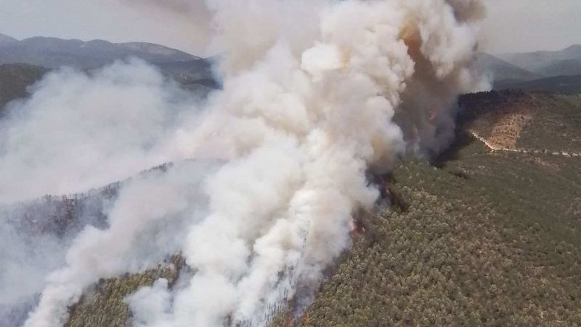 Desalojan Villalangua y Salinas de Jaca por el incendio de Peñas de Riglos, Aragón Desalojan Villalangua y Salinas de Jaca por el incendio de Peñas de Riglos, Aragón