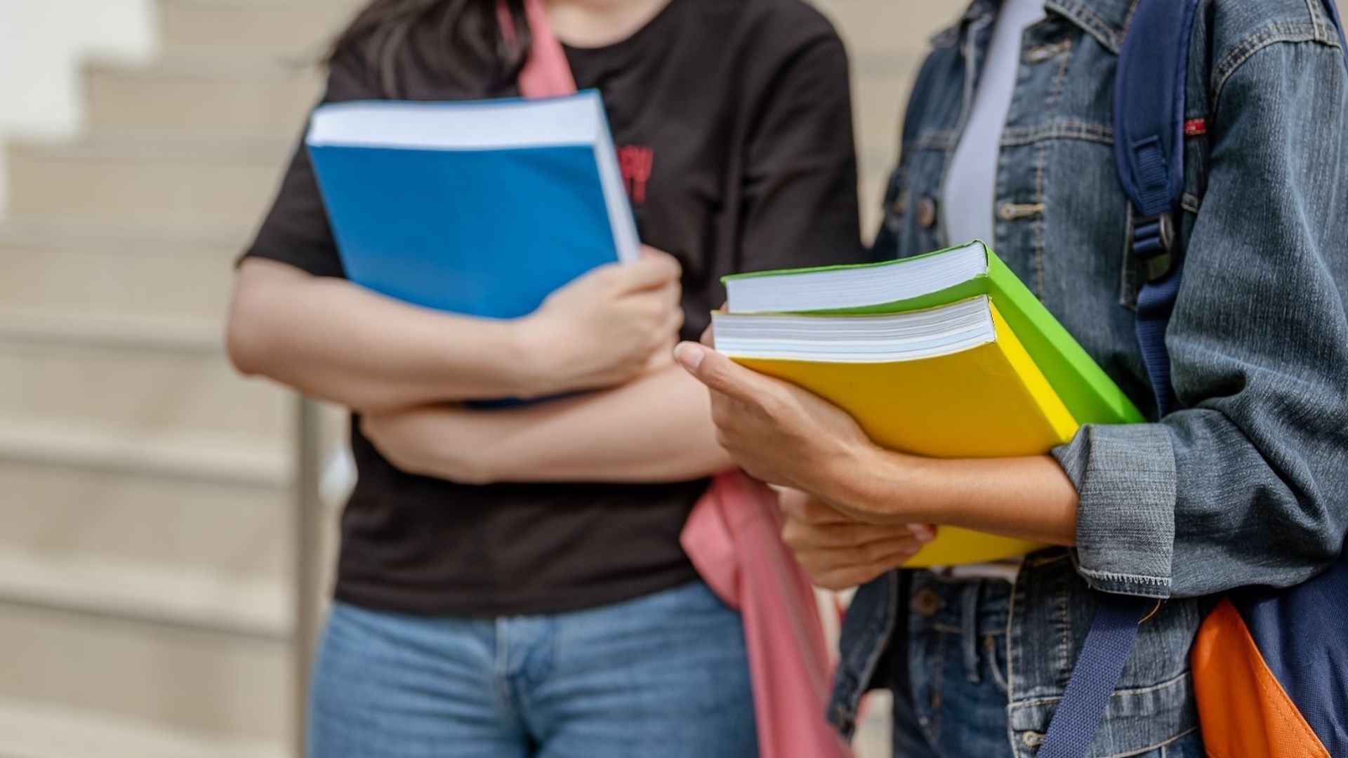 Dos estudiantes con sus libros Dos estudiantes con sus libros