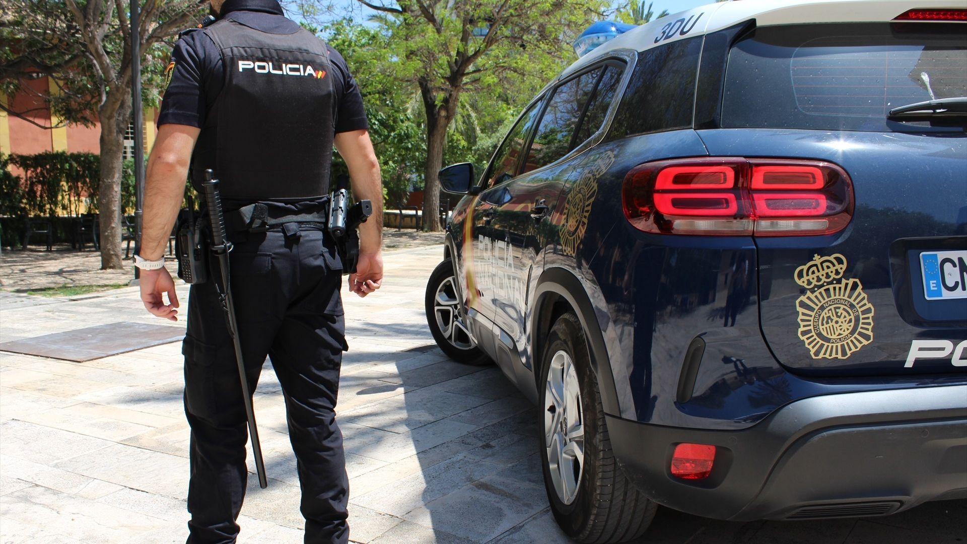 Dos policías salvan la vida a una mujer que se quedó inconsciente tras atragantarse en un bar de Vigo Dos policías salvan la vida a una mujer que se quedó inconsciente tras atragantarse en un bar de Vigo