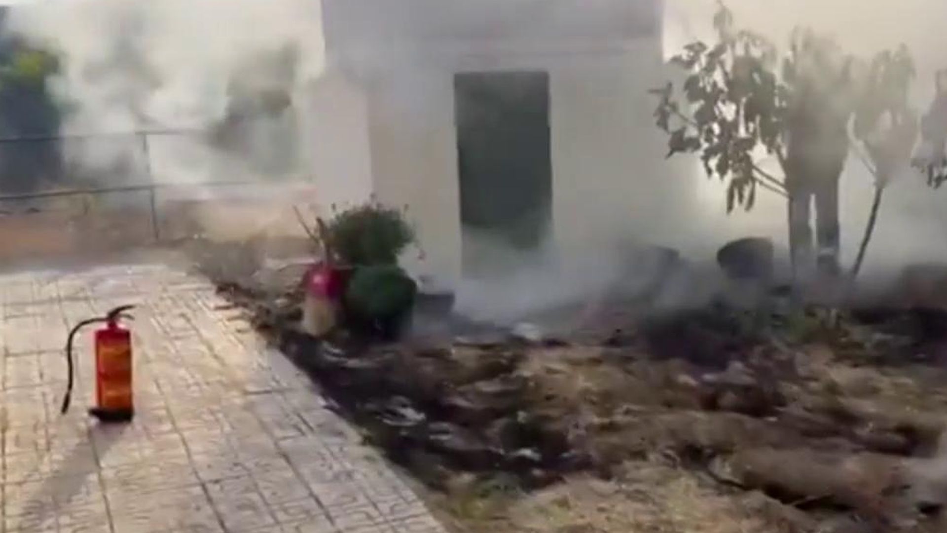 El fuego de Navas de San Antonio en Segovia sigue con dos municipios evacuados y uno confinado