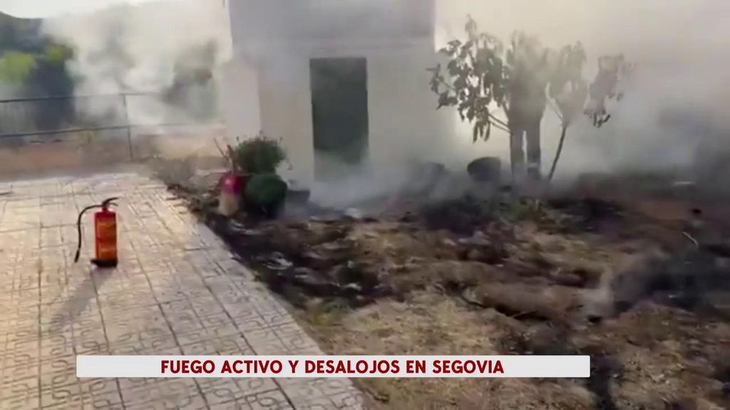 El fuego de Navas de San Antonio en Segovia sigue con dos municipios evacuados y uno confinado