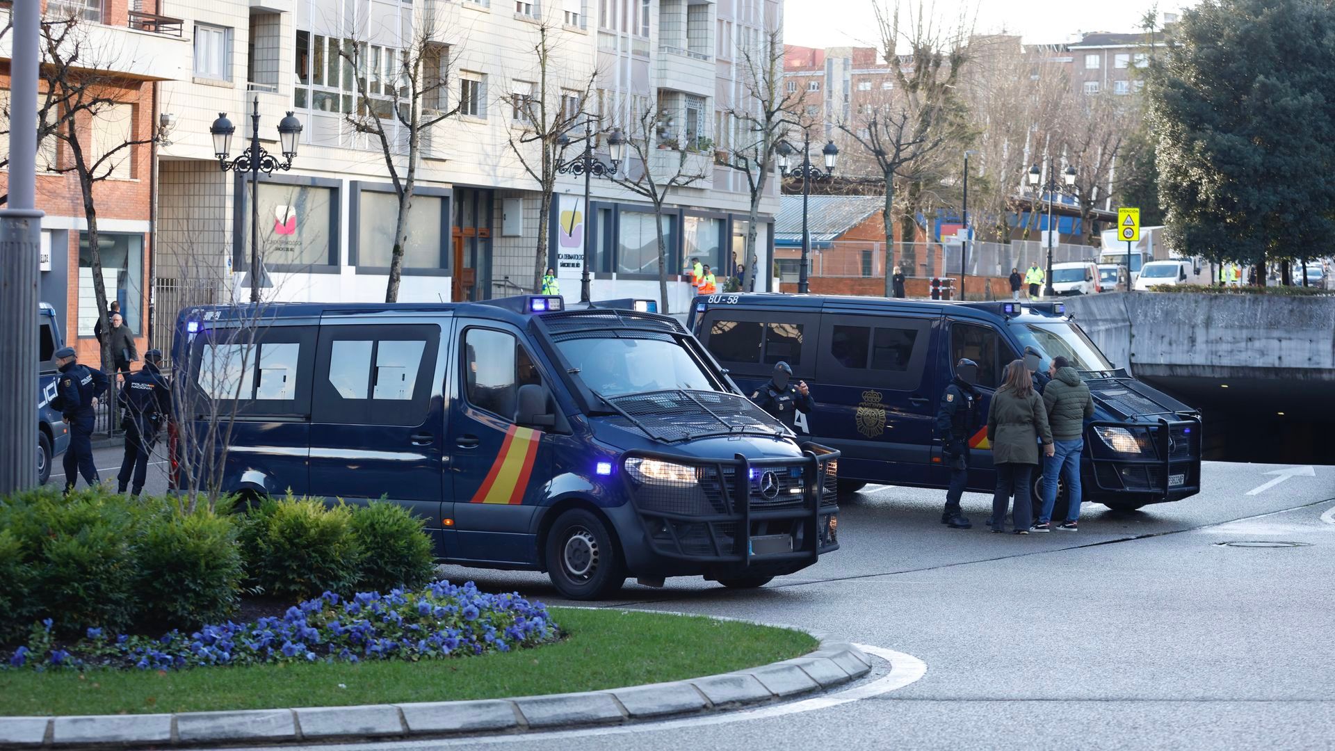 El hermano de Miranda, niña localizada tras su secuestro parental en Oviedo, quedará a cargo de sus abuelos tras ser detenido junto a la madre y ser también menor El hermano de Miranda, niña localizada tras su secuestro parental en Oviedo, quedará a cargo de sus abuelos tras ser detenido junto a la madre y ser también menor