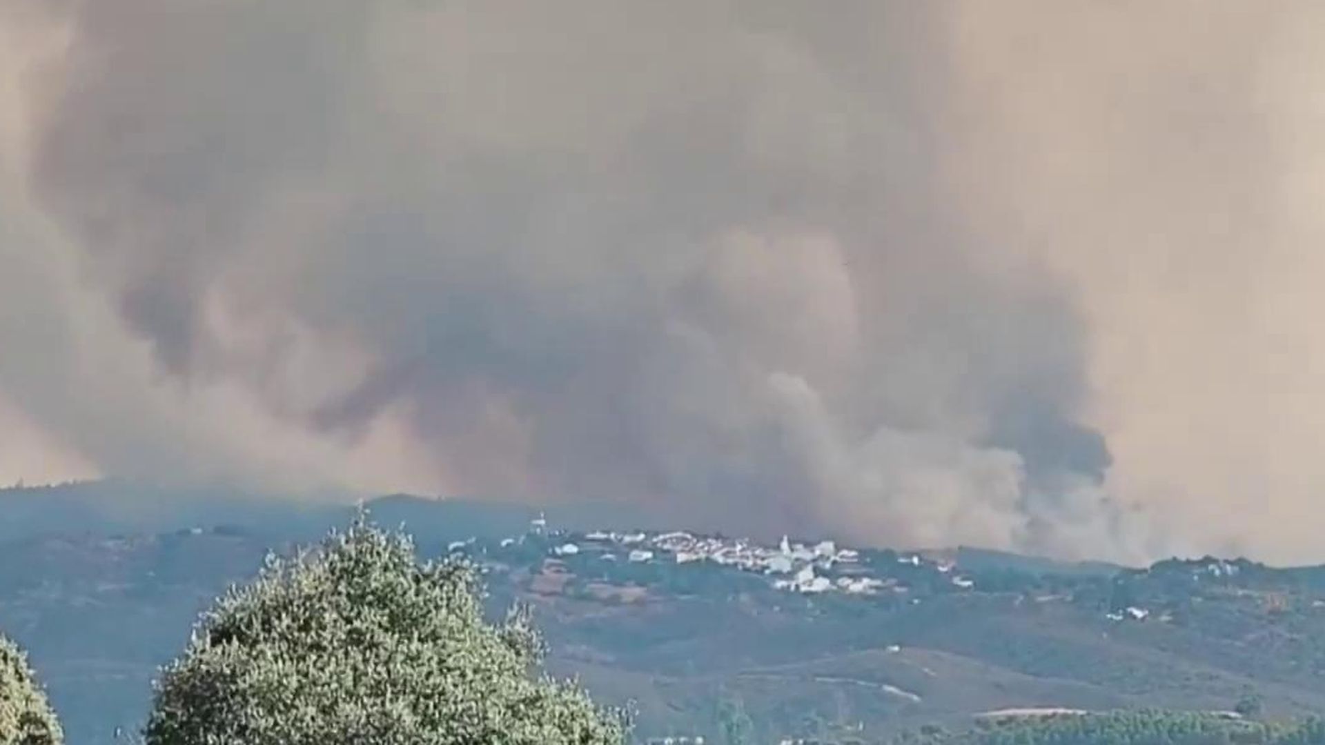 El incendio de Niebla en Huelva supera ya las 20.000 hectáreas de perímetro y es imposible de extinguir