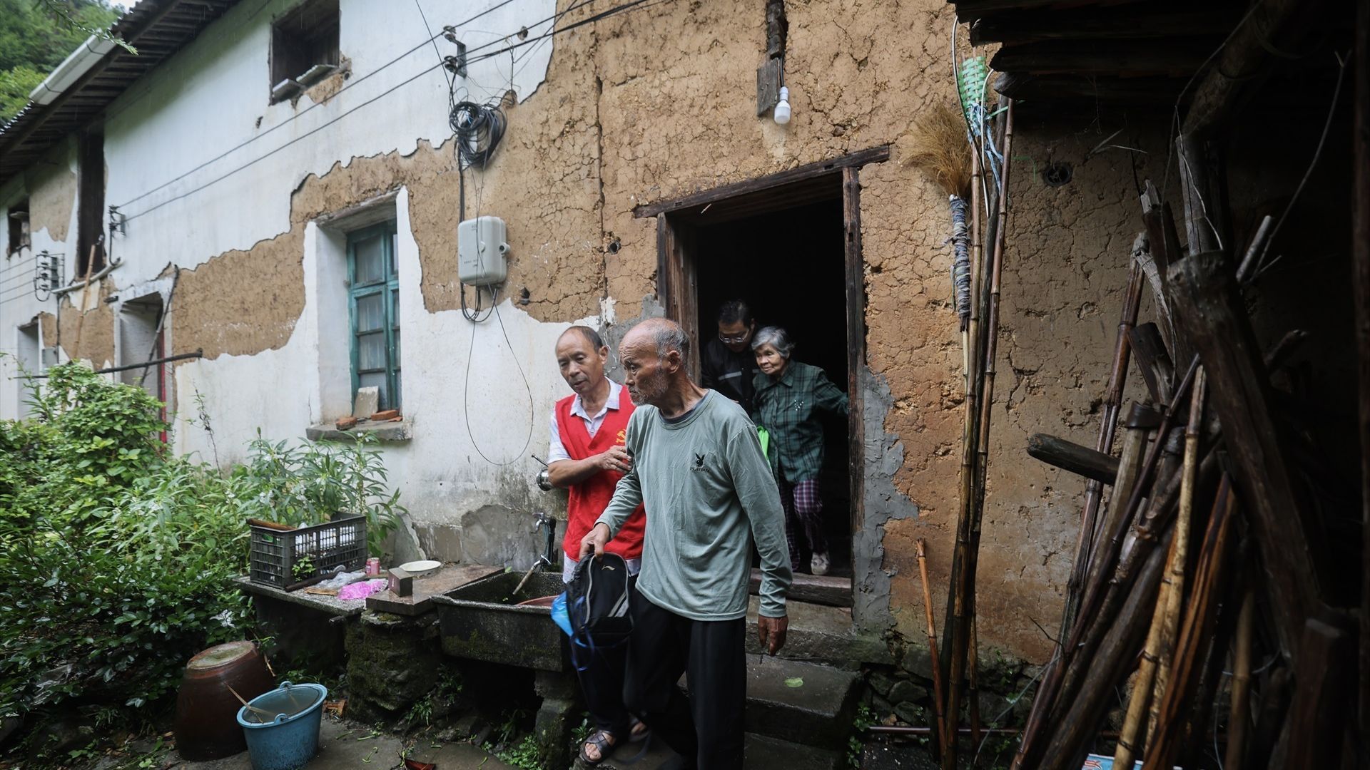 El tifón 'Dolphin' deja más de 1,6 millones de personas evacuadas en China: se han registrado vientos de hasta 150 kilómetros por hora y acumulados históricos de precipitaciones El tifón 'Dolphin' deja más de 1,6 millones de personas evacuadas en China: se han registrado vientos de hasta 150 kilómetros por hora y acumulados históricos de precipitaciones