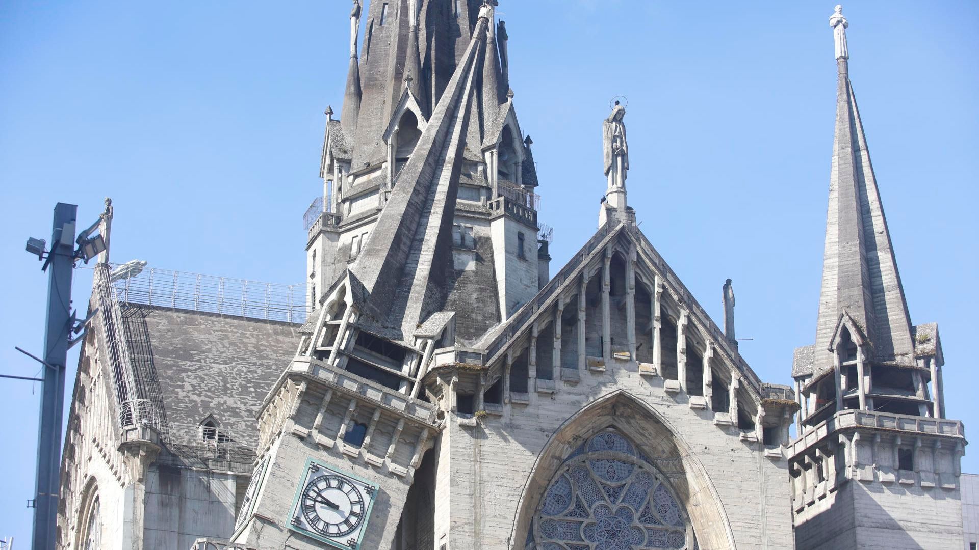 Fotografía que muestra la Catedral Basílica Metropolitana de Nuestra Señora del Rosario afectada tras un fuerte temblor este lunes,