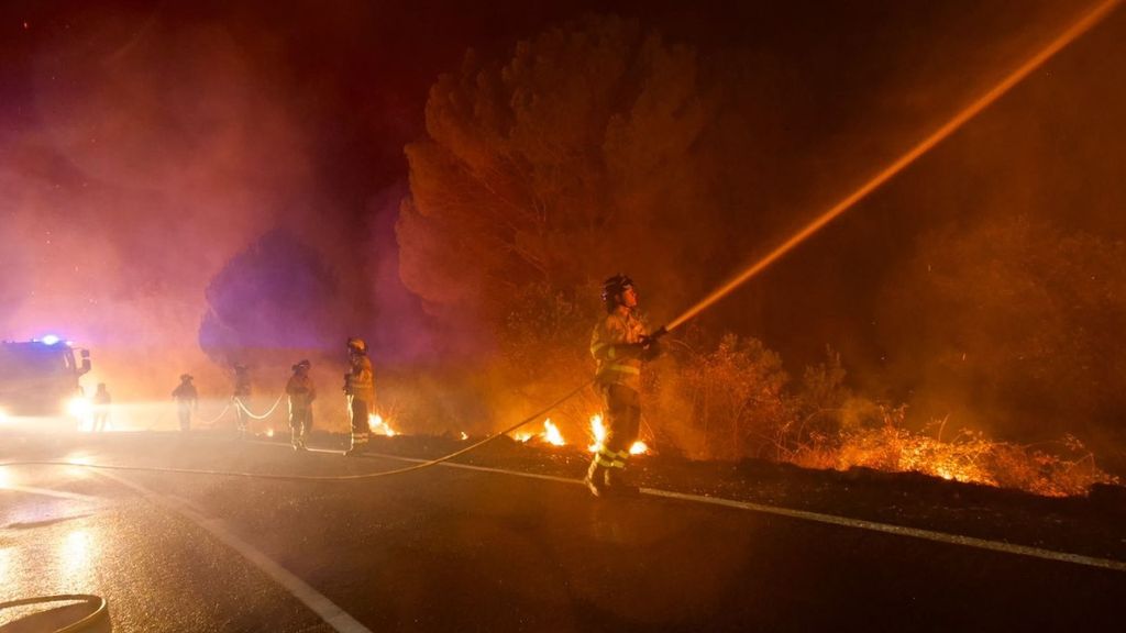 Fuego técnico y medios aéreos en la extinción del incendio de Niebla, en Huelva