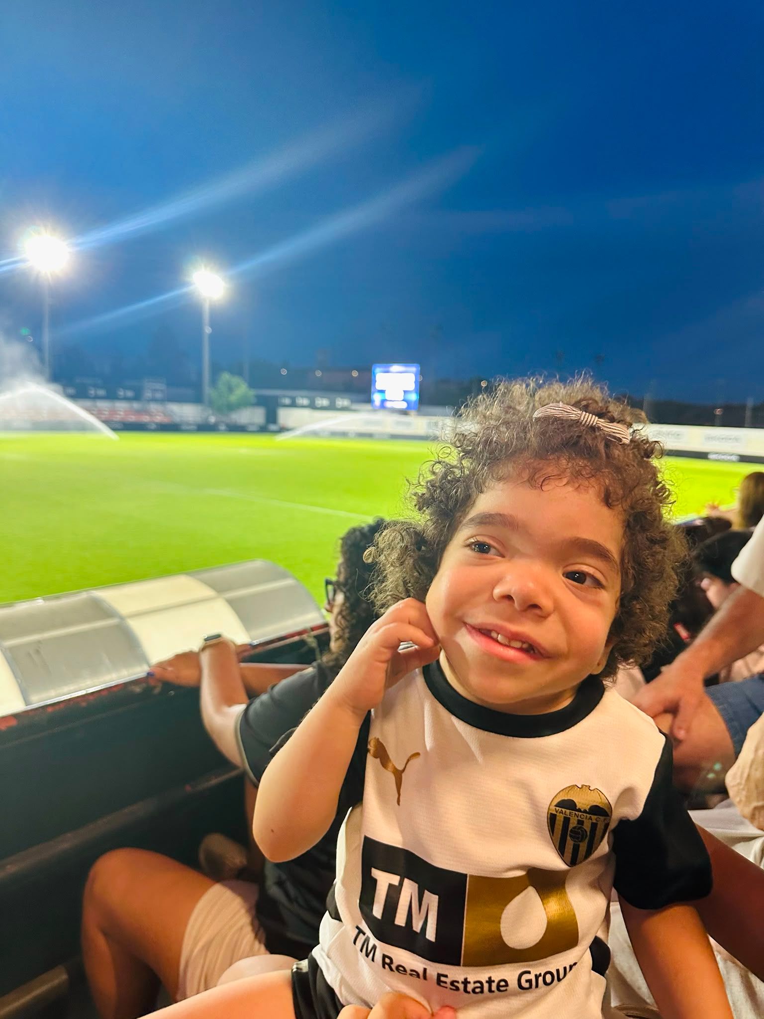 Jimena, con la equipación de su equipo preferido
