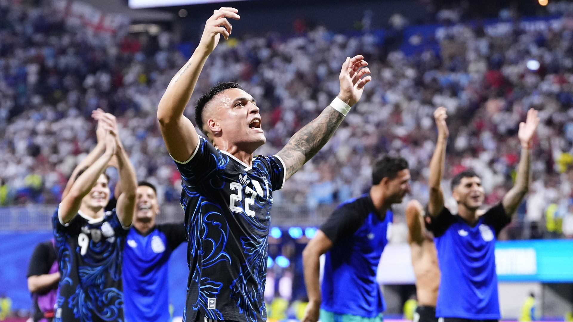 Lautaro Martínez festeja un triunfo de Argentina en el Mundial